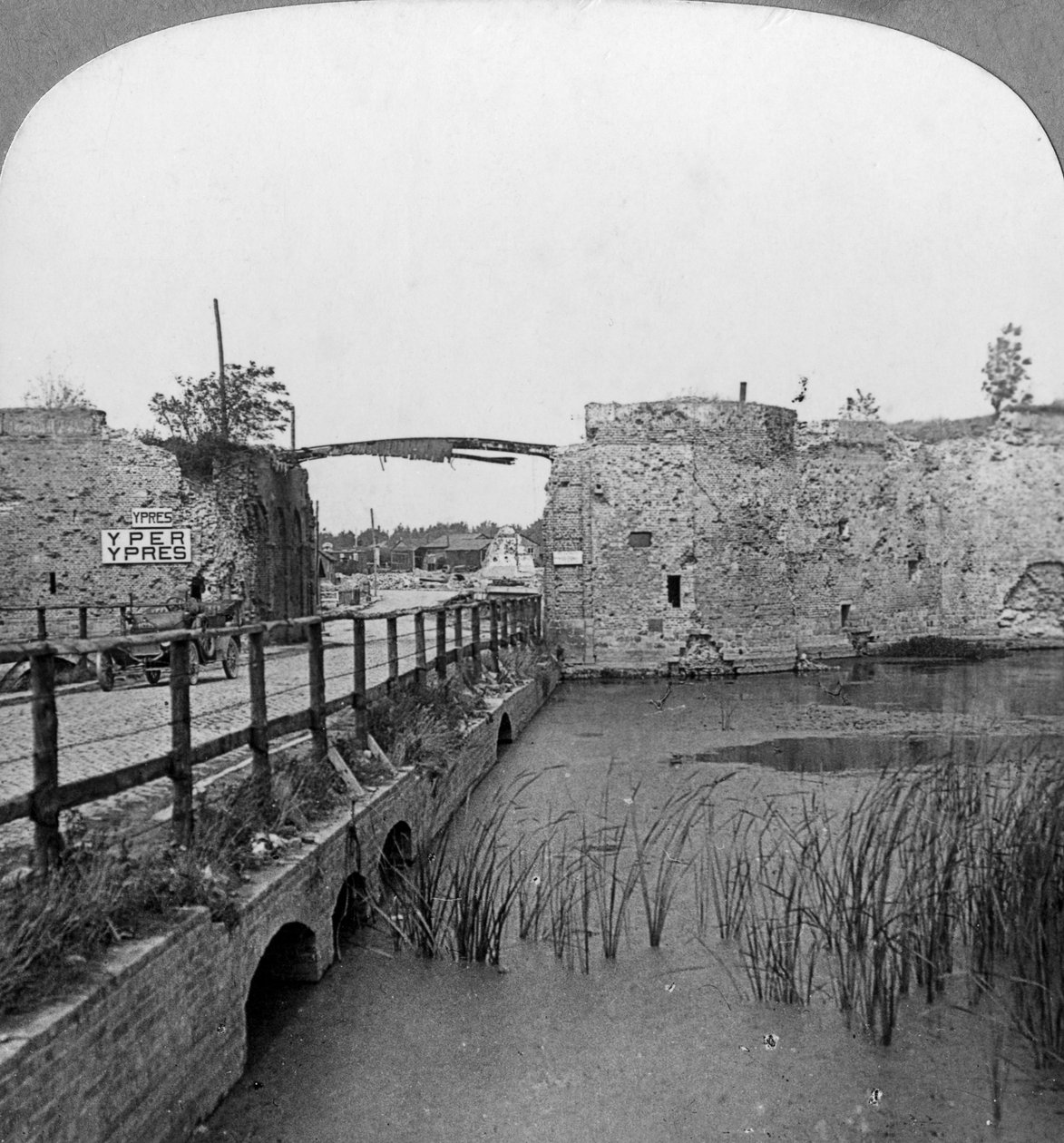 14 वीं शताब्दी की प्राचीर और लिले गेट, Ypres, बेल्जियम, प्रथम विश्व युद्ध, c1914-c1918। द्वारा यथार्थवादी यात्रा प्रकाशक