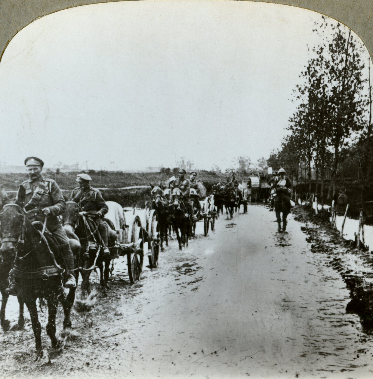 गोमेकोर्ट, फ्रांस, प्रथम विश्व युद्ध, c1914-c1918 कीचड़ से होकर आर्टिलरी अपना रास्ता बनाती है द्वारा यथार्थवादी यात्रा प्रकाशक