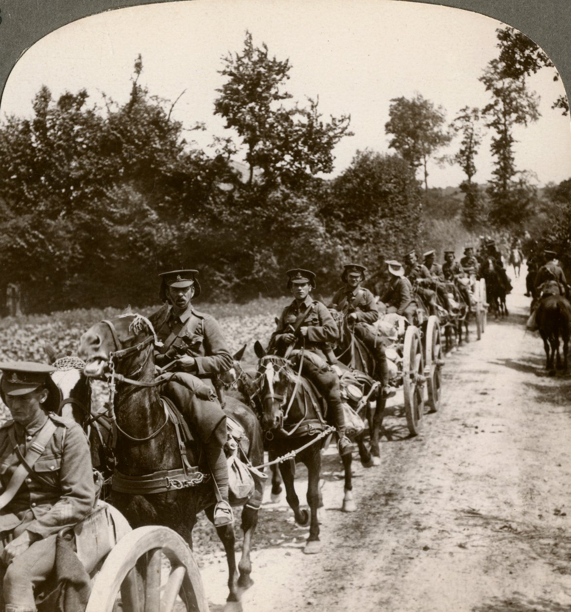 प्रथम विश्व युद्ध, 1914-1918 में आरक्षित गोला-बारूद को लाना। द्वारा यथार्थवादी यात्रा प्रकाशक