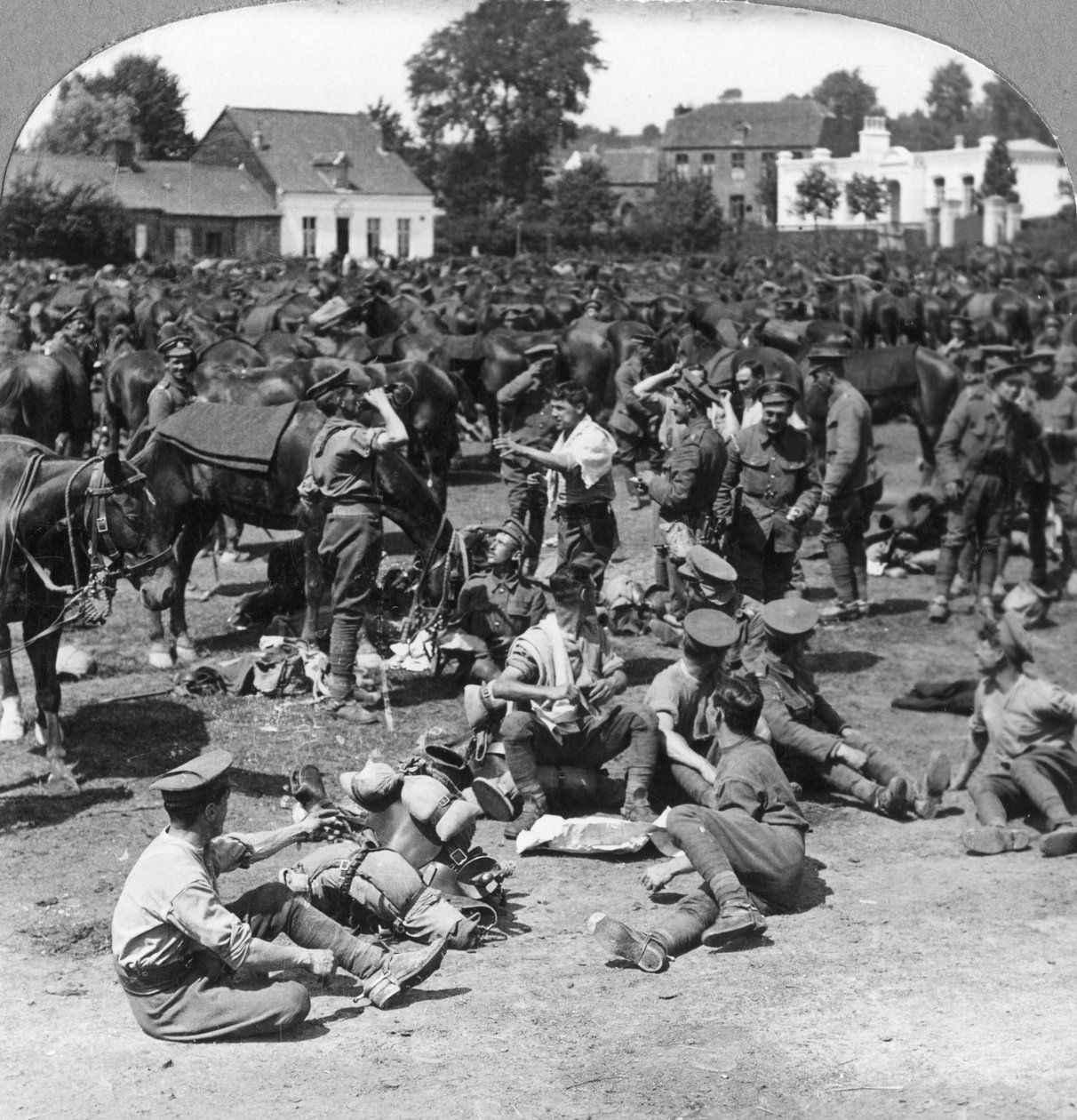 एक फ्रांसीसी गांव, प्रथम विश्व युद्ध, c1914-c1918 में आराम करने वाले ब्रिटिश घुड़सवार सैनिक द्वारा यथार्थवादी यात्रा प्रकाशक