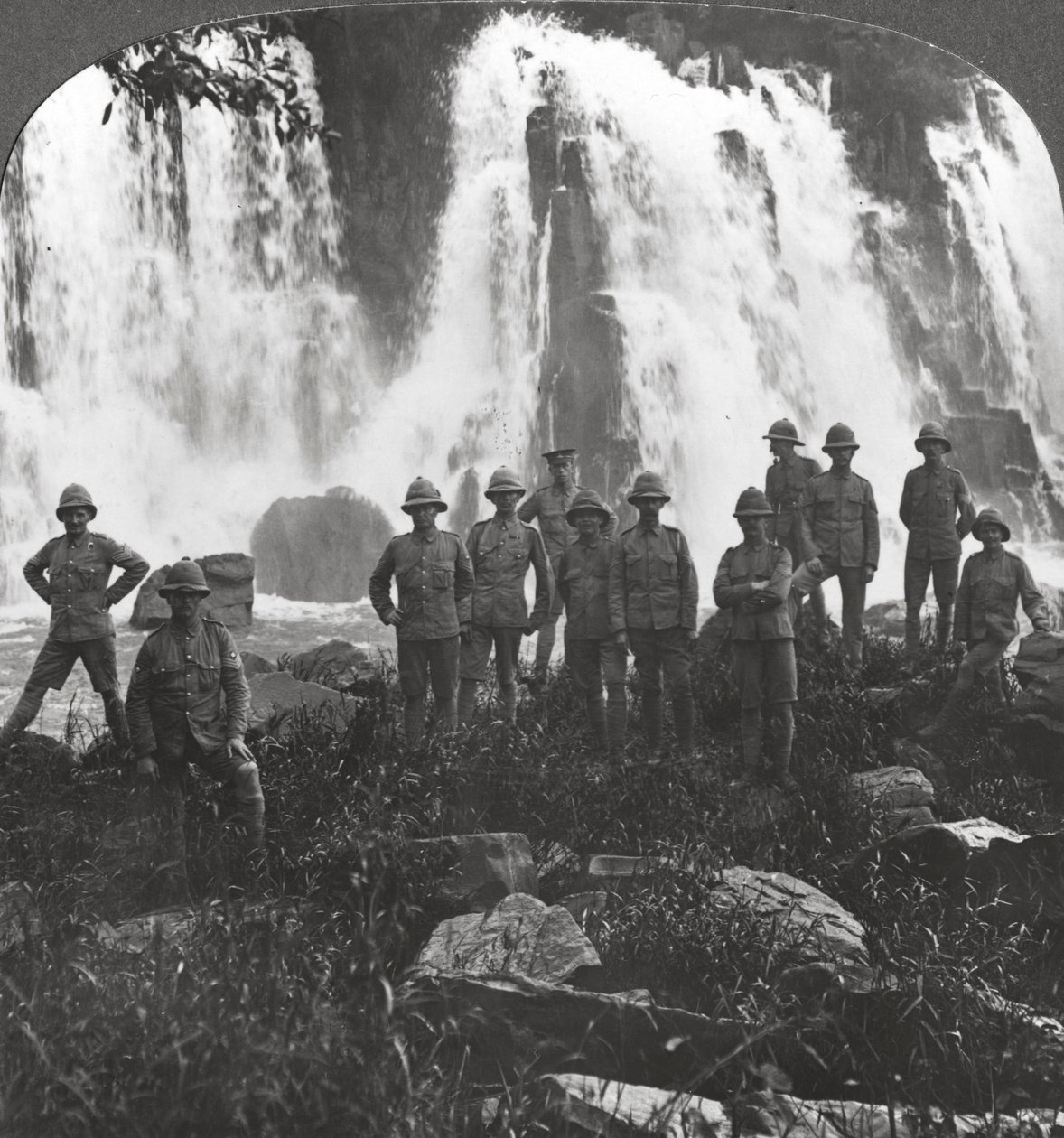 ब्रिटिश सैनिकों ने एक जलप्रपात, अफ्रीका, प्रथम विश्व युद्ध, c1914-c1918 में खुद को ताज़ा किया द्वारा यथार्थवादी यात्रा प्रकाशक