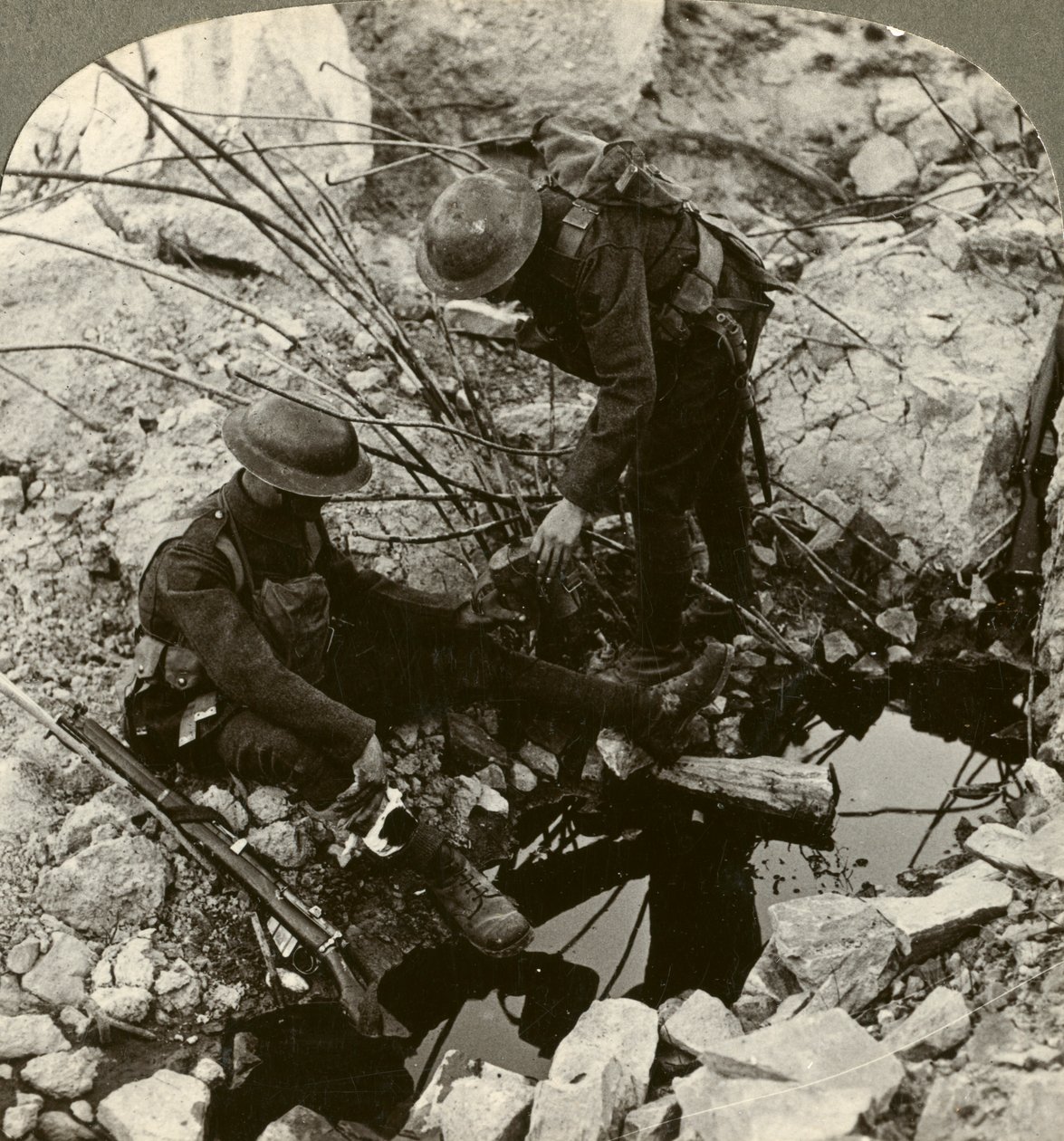 एक घायल पाल, हुग, Ypres, बेल्जियम, प्रथम विश्व युद्ध, 1914-1918 को पानी देना। द्वारा यथार्थवादी यात्रा प्रकाशक