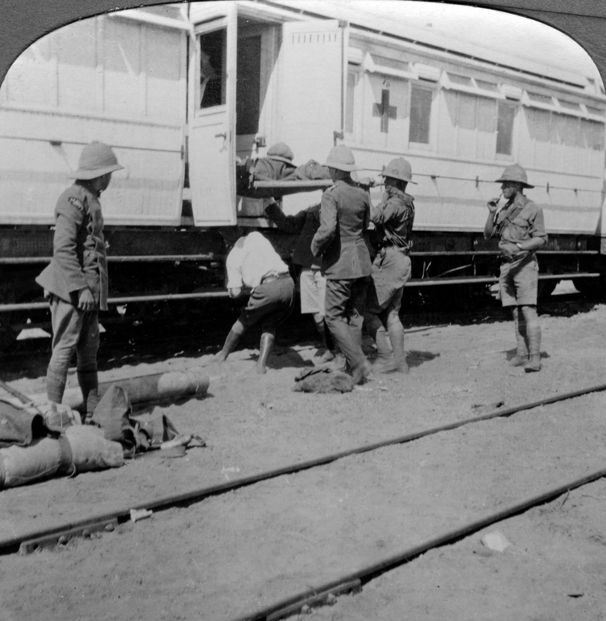 घायल सैनिकों को अस्पताल की ट्रेन, पूर्वी अफ्रीका, प्रथम विश्व युद्ध, 1914-1918 में उठा लिया। द्वारा यथार्थवादी यात्रा प्रकाशक
