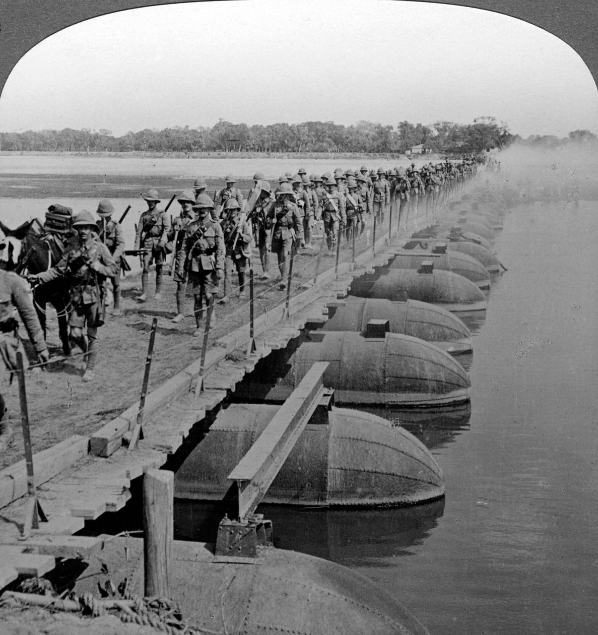 मशीन गन सेक्शन और पैदल सेना पुल के पास, प्रथम विश्व युद्ध, 1914-1918। द्वारा यथार्थवादी यात्रा प्रकाशक