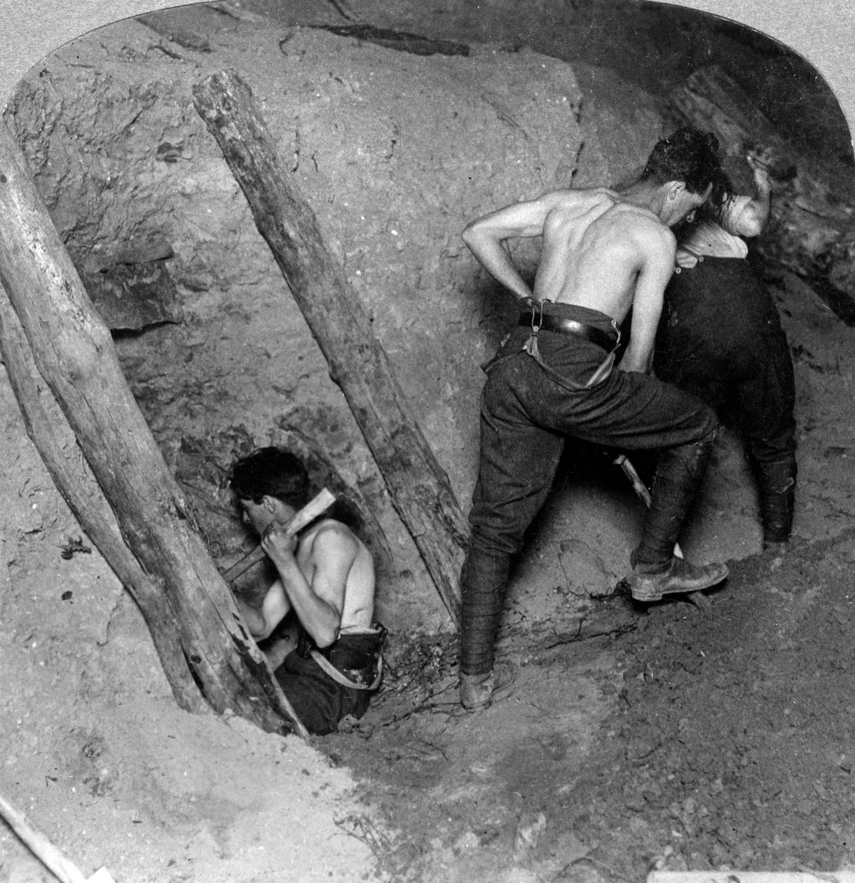 मैसिज रिज, बेल्जियम, प्रथम विश्व युद्ध, 1914-1918 में खनन। द्वारा यथार्थवादी यात्रा प्रकाशक