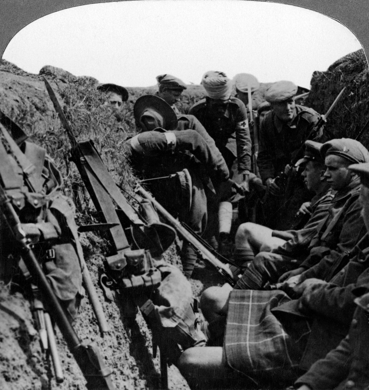 एक घायल अधिकारी को हटाते हुए स्ट्रेचर, प्रथम विश्व युद्ध, 1914-1918। द्वारा यथार्थवादी यात्रा प्रकाशक