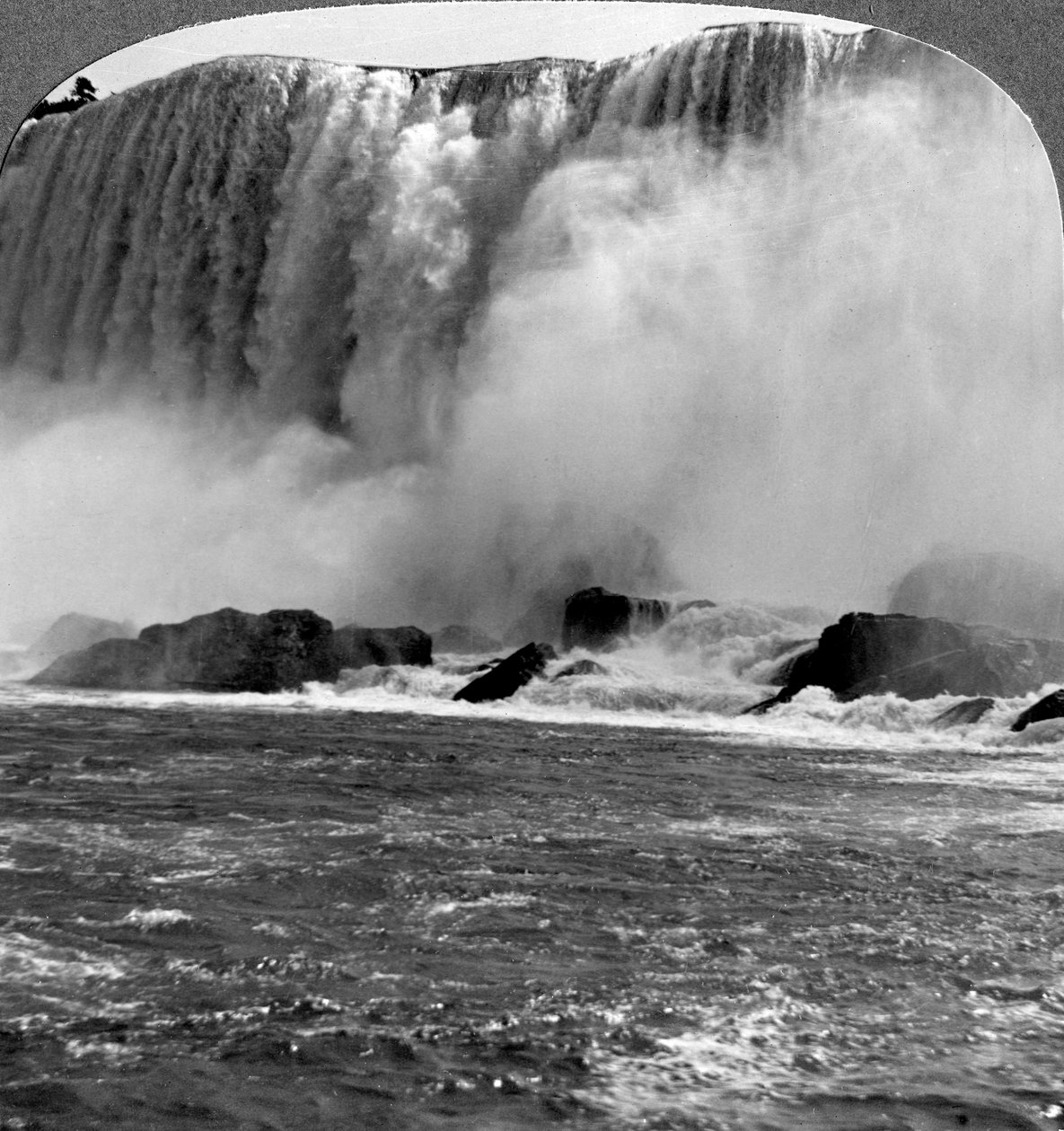 थंडर ऑफ वाटर्स, अमेरिकन फॉल्स, Niagra फॉल्स, न्यूयॉर्क, यूएसए। द्वारा यथार्थवादी यात्रा प्रकाशक
