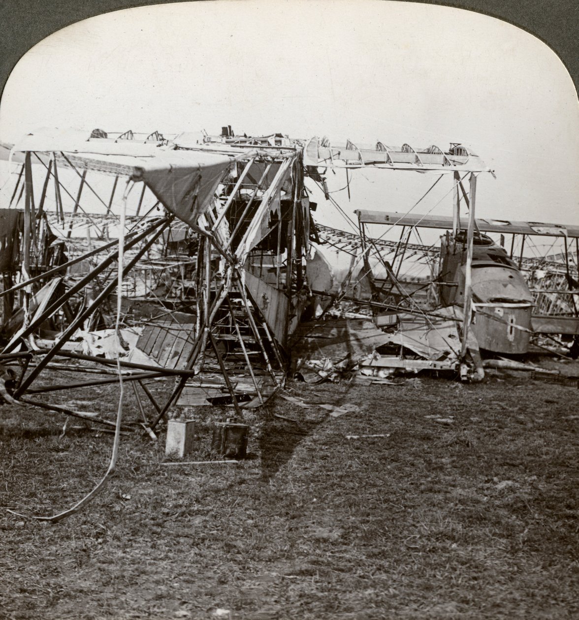 एक जर्मन बमवर्षक के मलबे ने हवाई रक्षा, प्रथम विश्व युद्ध, 1914-1918 के माध्यम से तोड़ने की कोशिश की। द्वारा यथार्थवादी यात्रा प्रकाशक