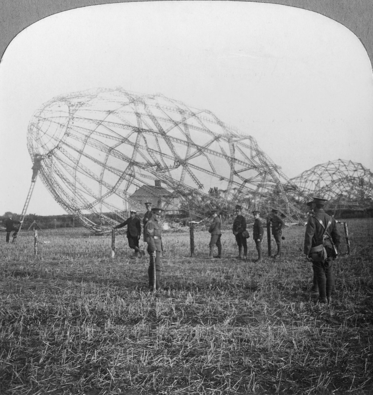 जेपेलिन ने कोलचेस्टर, एसेक्स, प्रथम विश्व युद्ध, 1916 के पास गोली मार दी द्वारा यथार्थवादी यात्रा प्रकाशक
