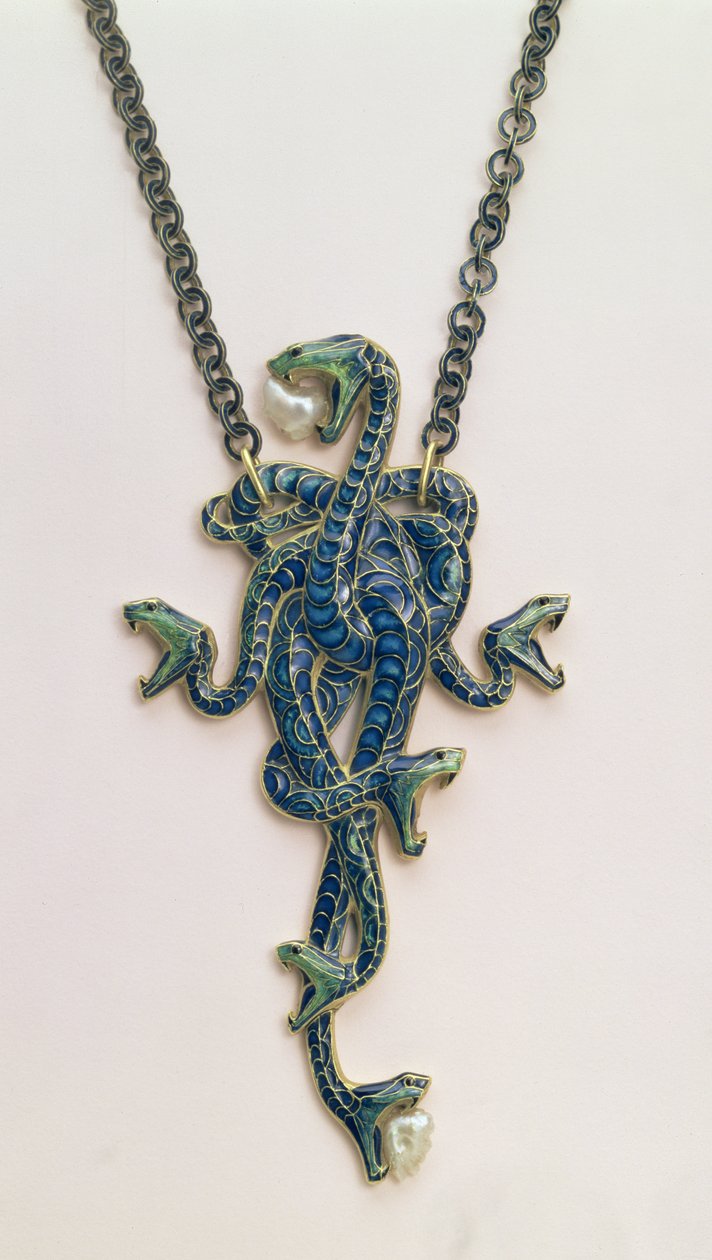 Rene Jules Lalique (1860-1945), पेरिस, 1898-99 (सोना, मोती और चम्पीले इनेमल) द्वारा चेन के साथ कुंडलित साँप लटकन द्वारा रेने जूल्स लालीक