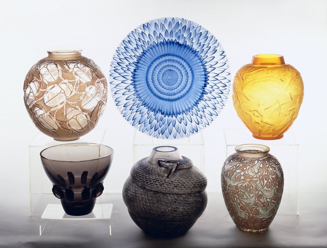 Vases और एक कटोरा (ग्लास) का चयन द्वारा रेने जूल्स लालीक