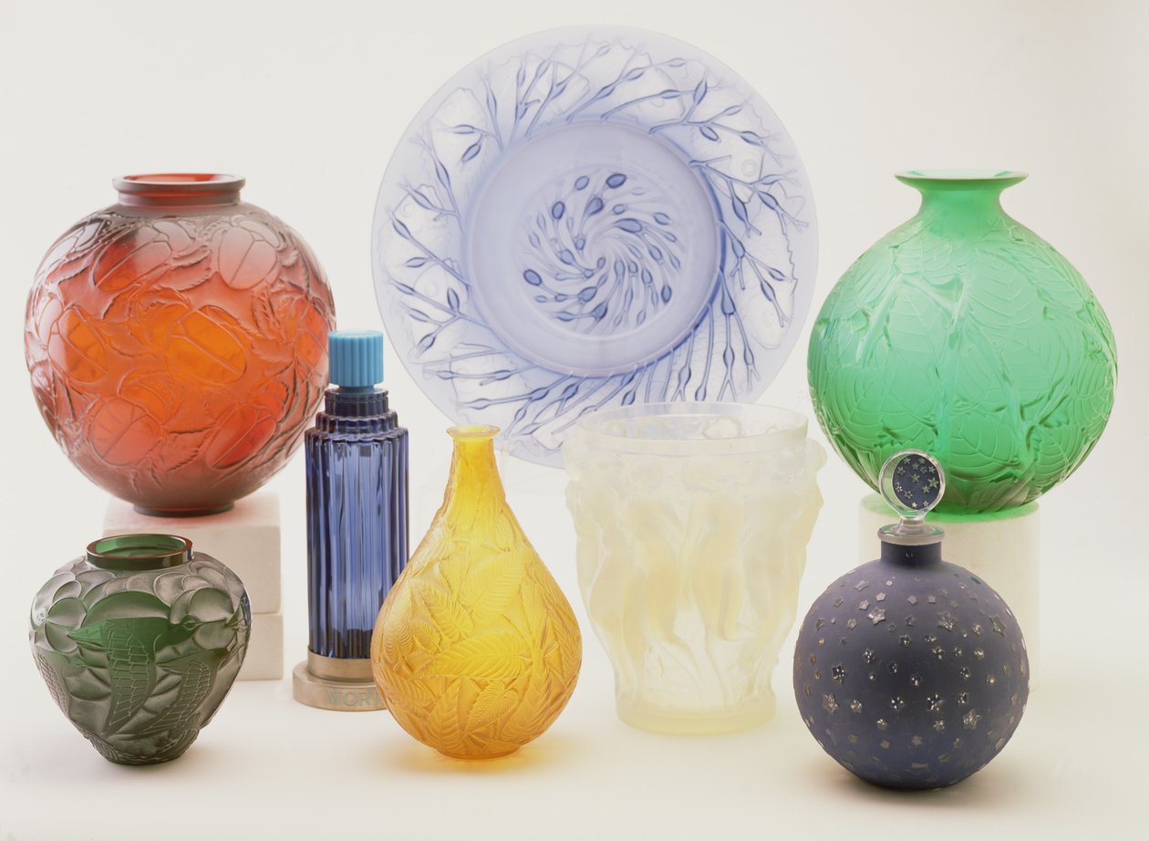 Vases का चयन: &39;ग्रोस स्कारबीज़&39;, &39;एवर्स&39; ब्लू बाउल, &39;मिलन&39;, &39;फ़ॉरेस्ट&39; ग्रीन फूलदान, &39;डेनाइड्स&39;, &39;सॉज़&39;, &39;बैचेनीज़&39;, &39;फ़ारेंडोल&39; स्कैटल बोतल (ग्लास) द्वारा रेने जूल्स लालीक