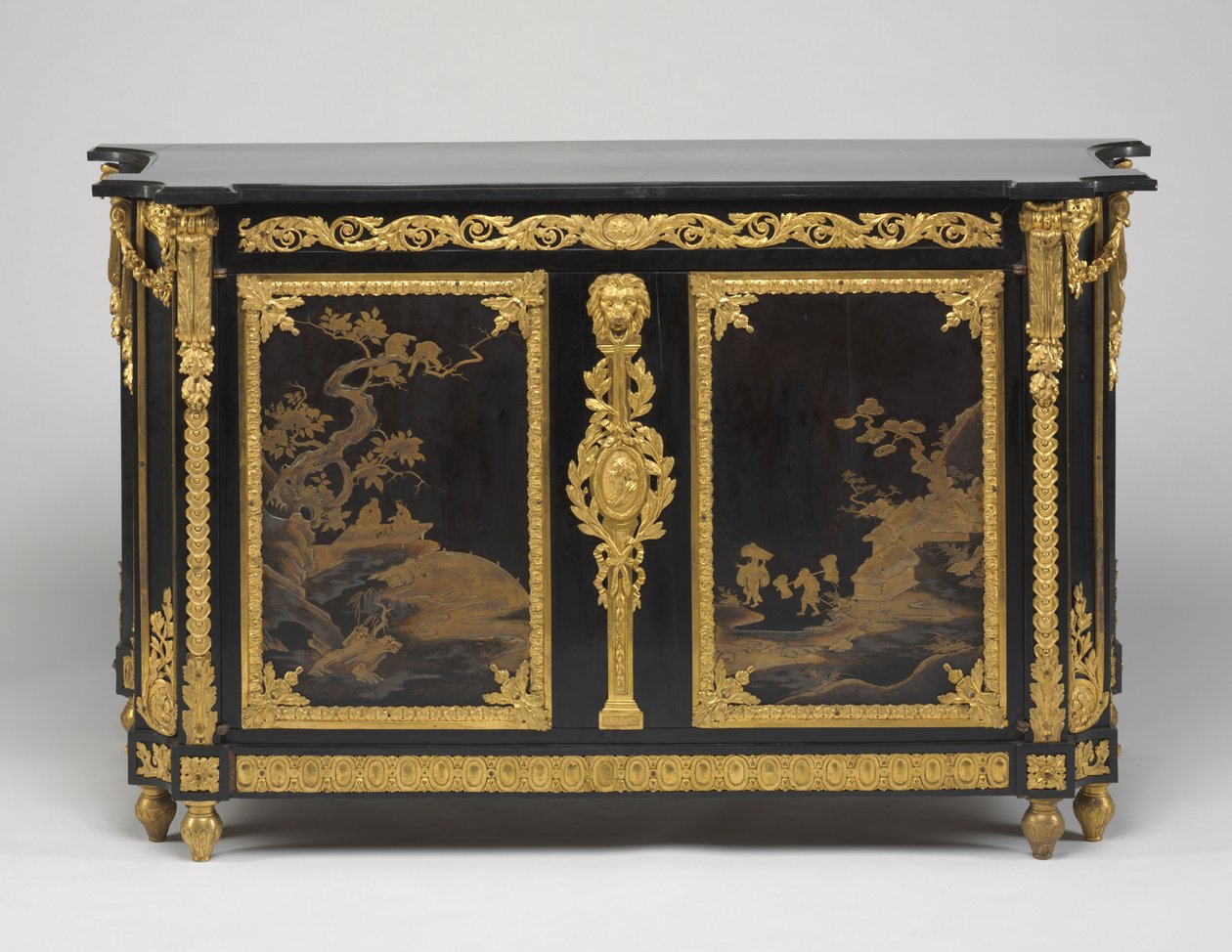 दराज के चेस्ट (कमोड), c.1765-1770 (जापानी लाह पैनलों के साथ आबनूस लिबास, गिल्ट कांस्य माउंट, और संगमरमर का शीर्ष) द्वारा रेने डुबोइस