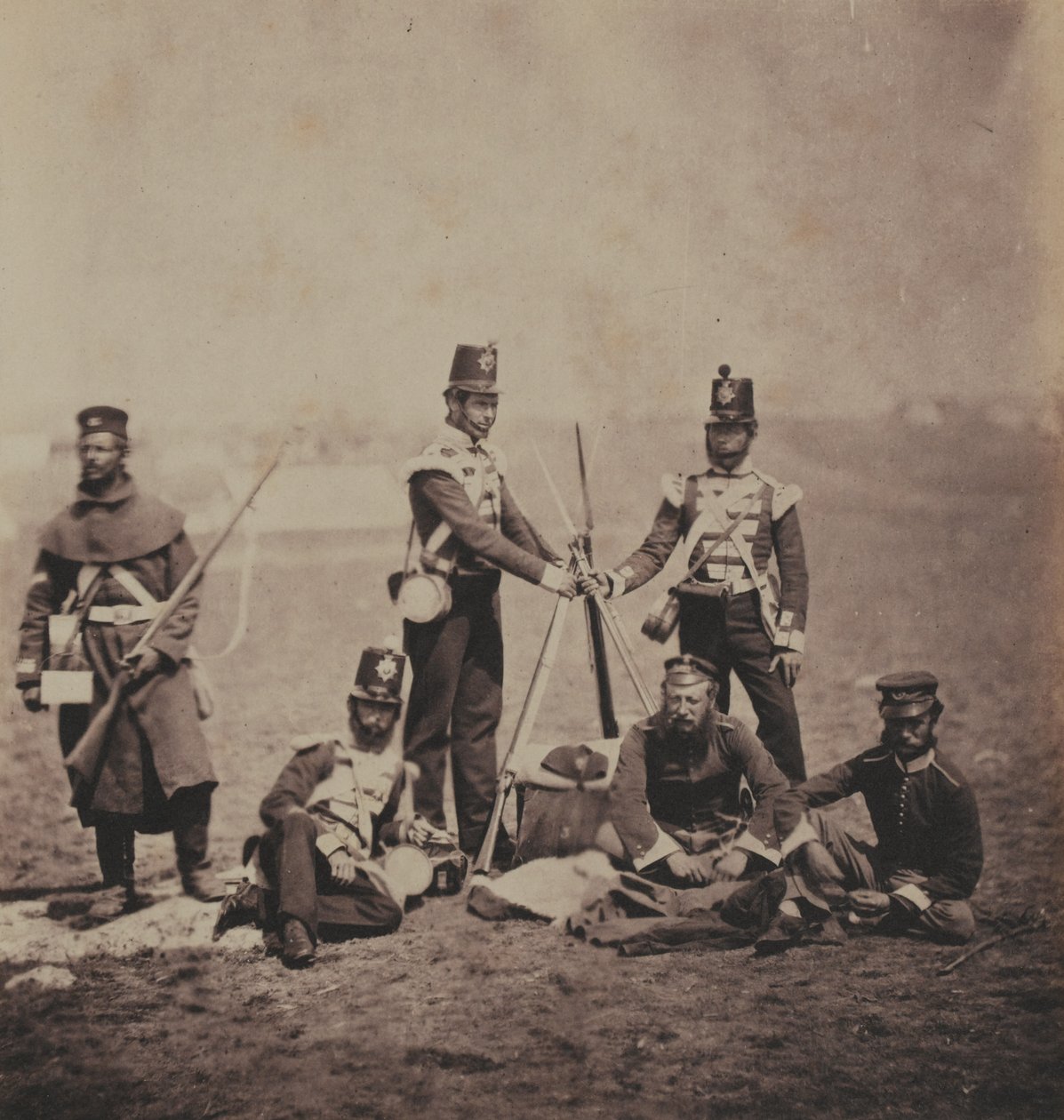 क्रिमिनल वॉर, 1855 से जुड़ी 52 तस्वीरों की एक एल्बम से थर्ड (ईस्ट केंट) रेजिमेंट ऑफ फुट (द बफ़्स) के अधिकारी और पुरुष द्वारा रोजर फेंटन
