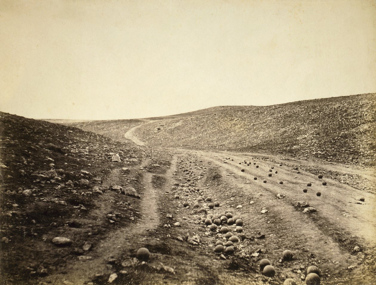मौत की घाटी, लाइट ब्रिगेड के आरोप के बाद, 1855 (सीपिया फोटो) द्वारा रोजर फेंटन