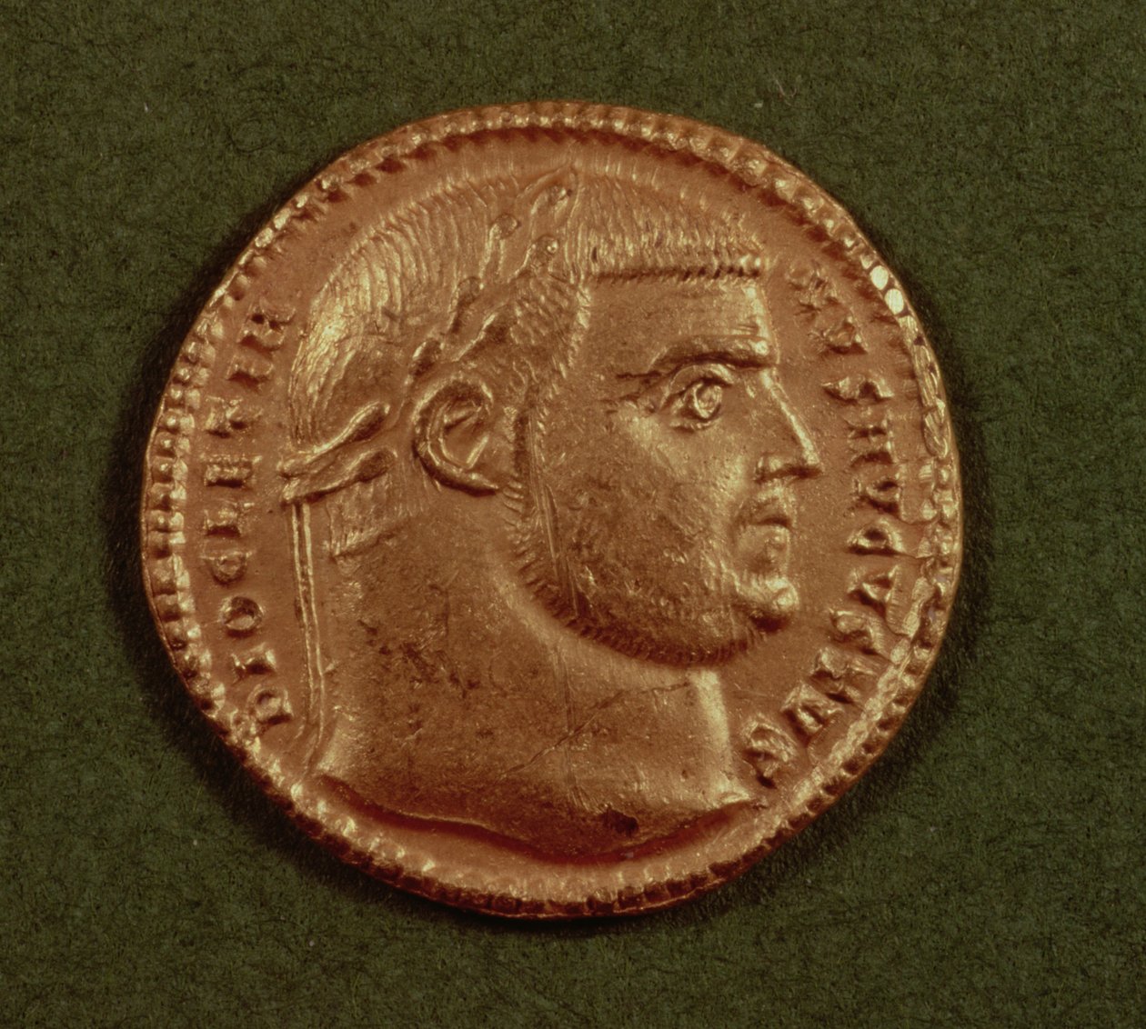 Diocletian (A 284-AD 305) के ऑरियस (ओब्वर्स) को लॉरेल की माला पहनाई गई। विवरण: DIOCLETIANVS AVGVSTVS (सोना) द्वारा उपन्यास