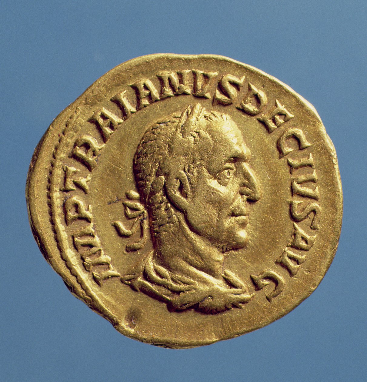 Trajan Decius (249-251) का ऑरियस (obverse) लिपटा हुआ, लॉरेल पुष्पांजलि (सोना) शिलालेख: IMP TRAIANVS DECIVS AVG द्वारा उपन्यास