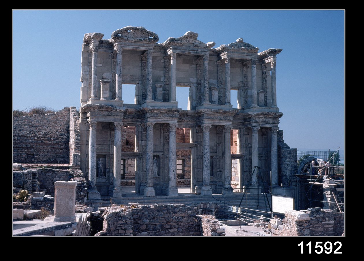 Celsus Library, 135 ईस्वी में निर्मित द्वारा उपन्यास