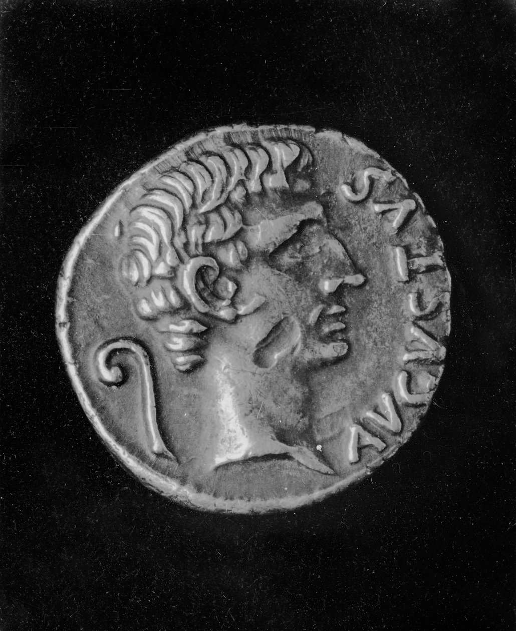 सम्राट ऑगस्टस (63BC-14AD) का पोर्ट्रेट, जूलिया (39BC-14AD) के एक सिक्के के रिवर्स साइड पर, ऑगस्टस (धातु) की बेटी द्वारा उपन्यास