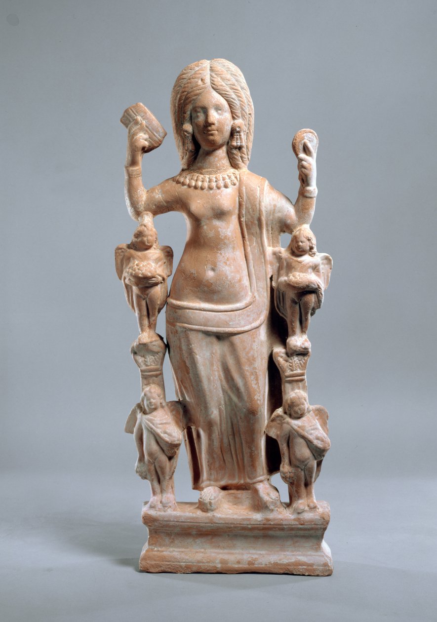 एक महिला (शायद शुक्र) की प्रतिमा कंघी और दर्पण पकड़े, तीसरी शताब्दी (टेराकोटा) द्वारा उपन्यास