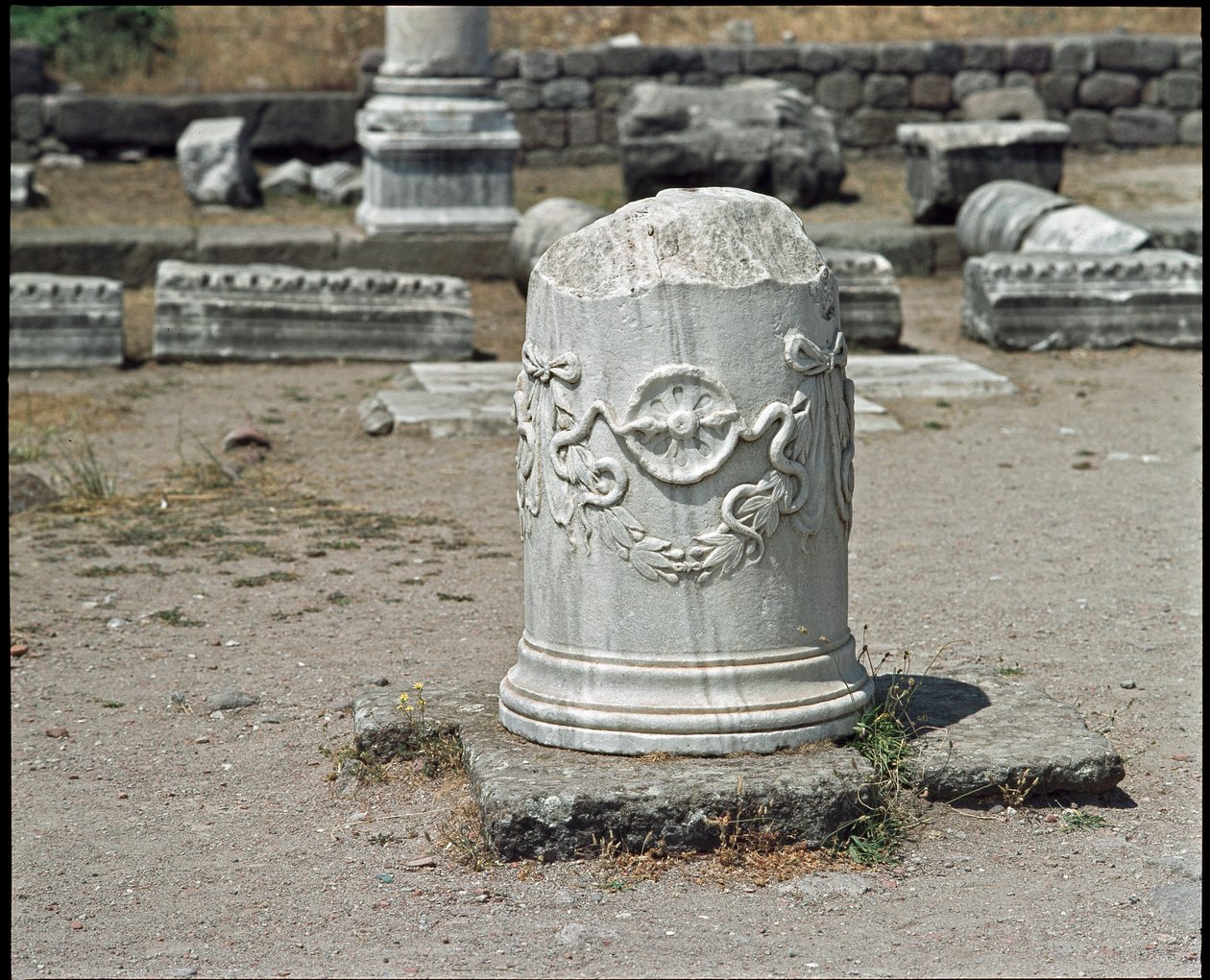 भगवान Asclepios के प्रतीक के साथ सजाया गया स्तंभ। Asclepios का अभयारण्य (283 से 133 ईसा पूर्व) द्वारा उपन्यास
