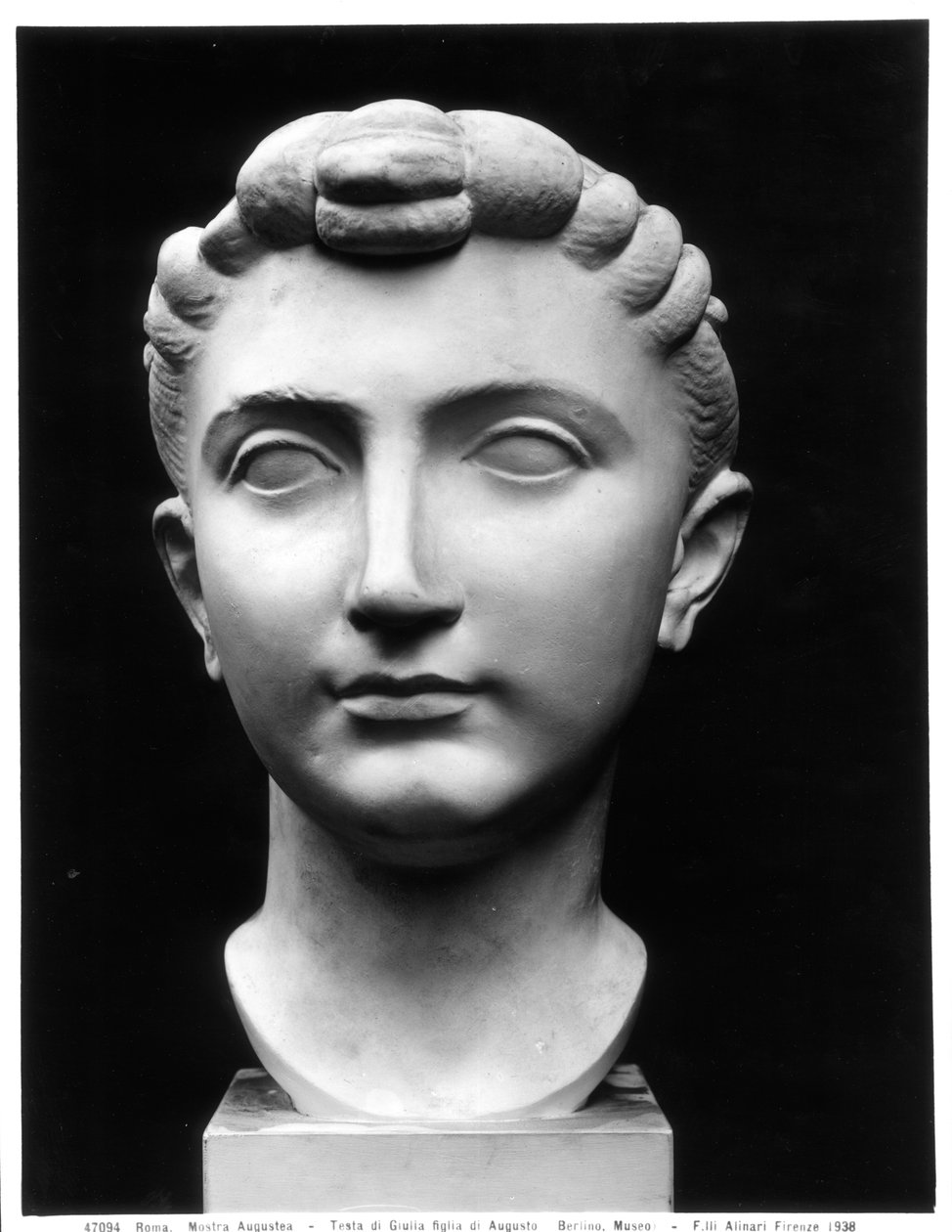 जूलिया के प्रमुख (39BC-14AD), ऑगस्टस सम्राट (संगमरमर) की बेटी (b/w फोटो) द्वारा उपन्यास