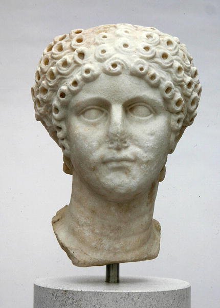 एक महिला का सिर, संभवतः अग्रिप्पीना माइनर, c.50 AD (संगमरमर) द्वारा उपन्यास