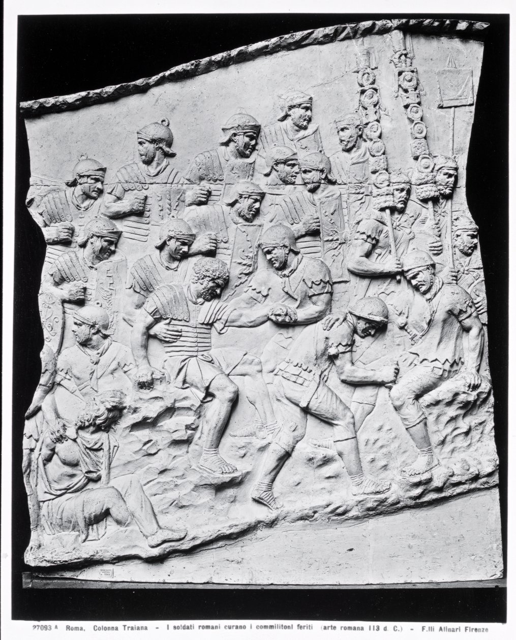 घायलों का इलाज करने वाले रोमन सैनिक, ट्रोजन कॉलम से ली गई एक कास्ट, AD 113 (संगमरमर) (b/w फोटो) द्वारा उपन्यास