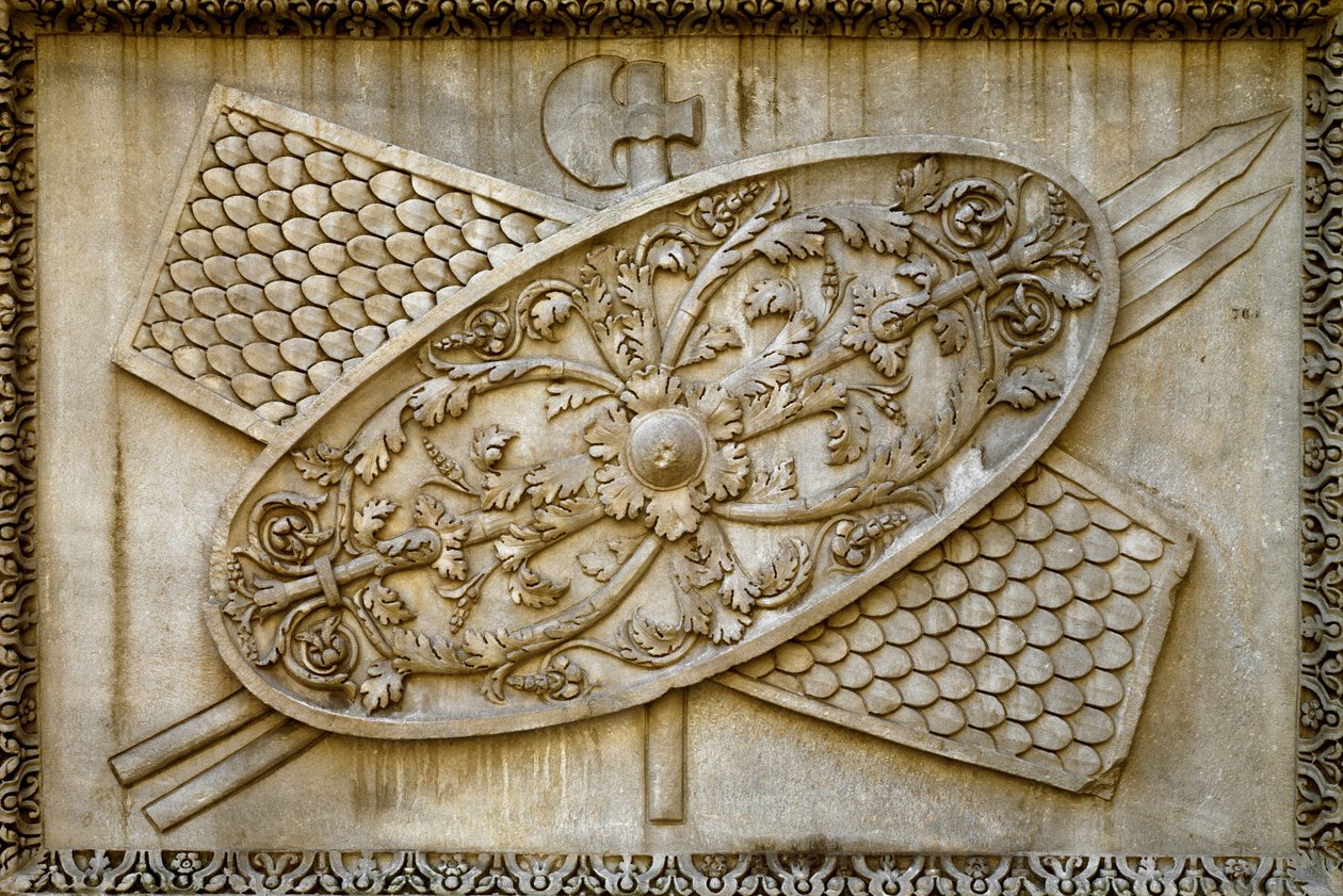 रोमन कला: कम राहत दिव्य हैड्रियन के मंदिर से एक ढाल और हथियारों को सजाती है। 145 ई. रोम, म्यूजियो देई कंज़र्वेटरी द्वारा उपन्यास