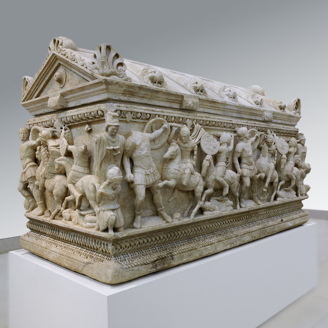 सरकोफैगस ने सैनिकों और Amazons के बीच लड़ाई का चित्रण करते हुए, 140-170 ई। (संगमरमर) द्वारा उपन्यास