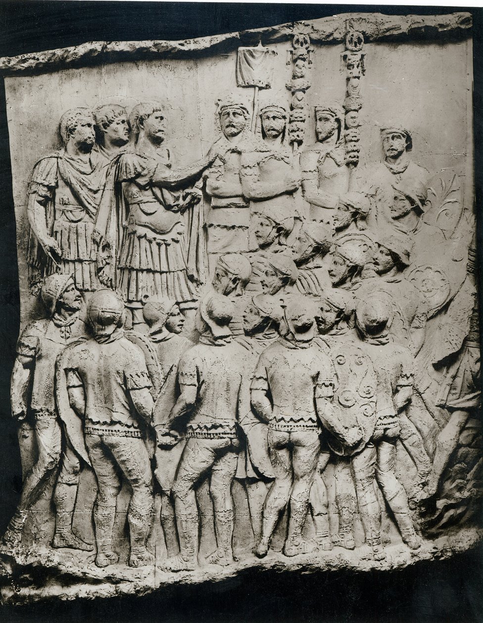 ट्राजन (98-117) आर्मी को संबोधित करता है, जो ट्रेज़न कॉलम से लिया गया है। द्वारा उपन्यास