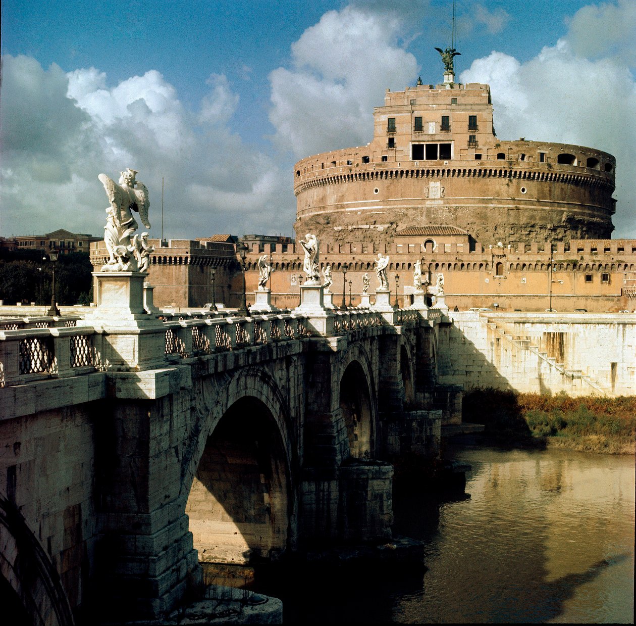 रोम, इटली में Castel Sant'Angelo (Castel Sant'Angelo) का दृश्य द्वारा उपन्यास