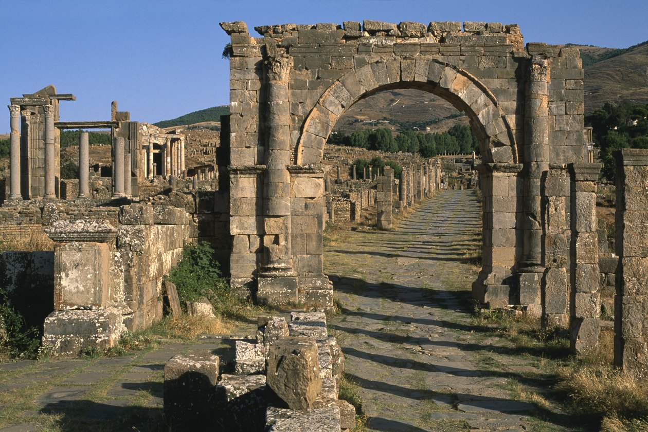 कार्ड, मेहराब और शुक्र मंदिर (बाईं ओर), उच्च शाही अवधि (27 ईसा पूर्व -395 ईस्वी) द्वारा रोमन इंपीरियल काल
