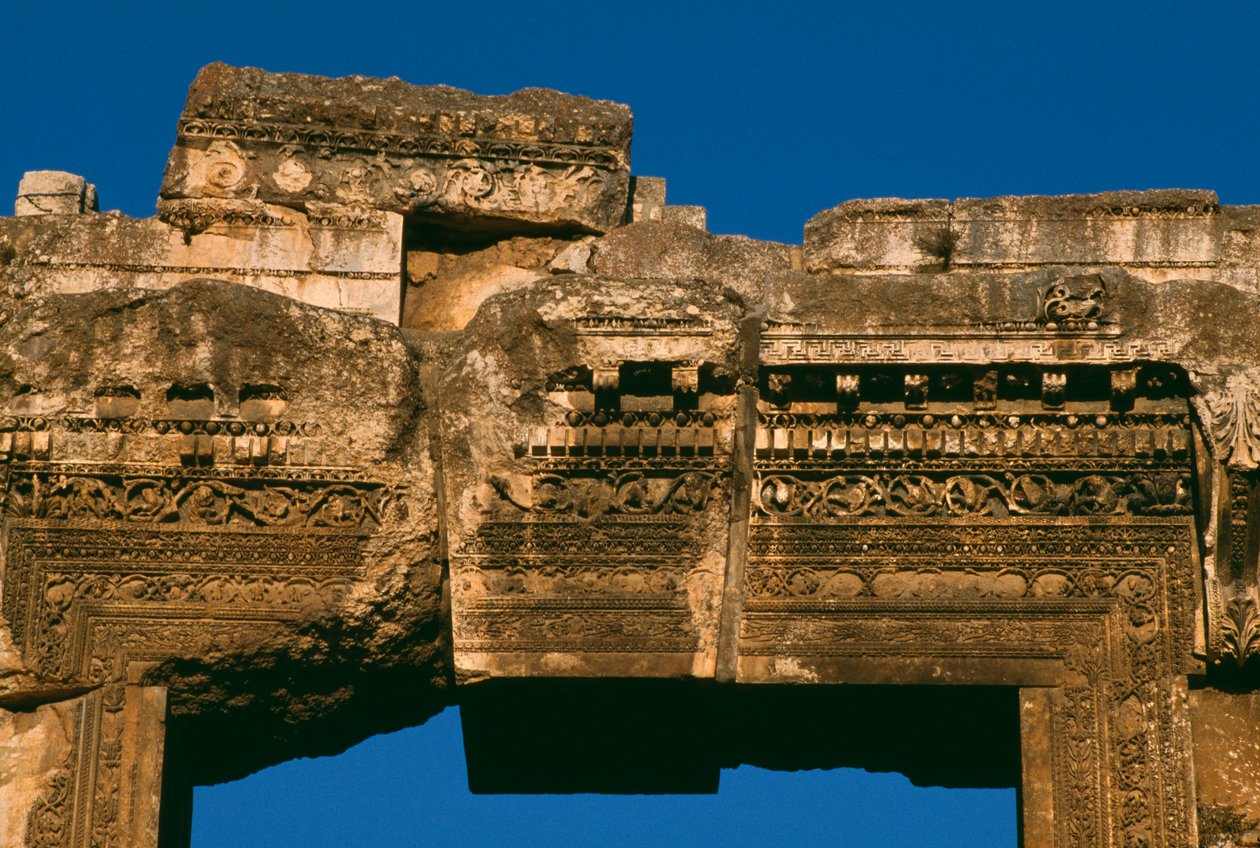 Bacchus का मंदिर, दरवाज़े के दरवाजे का विस्तार, उच्च शाही अवधि 27 ई.पू.-395 ई। फोटो द्वारा रोमन इंपीरियल काल