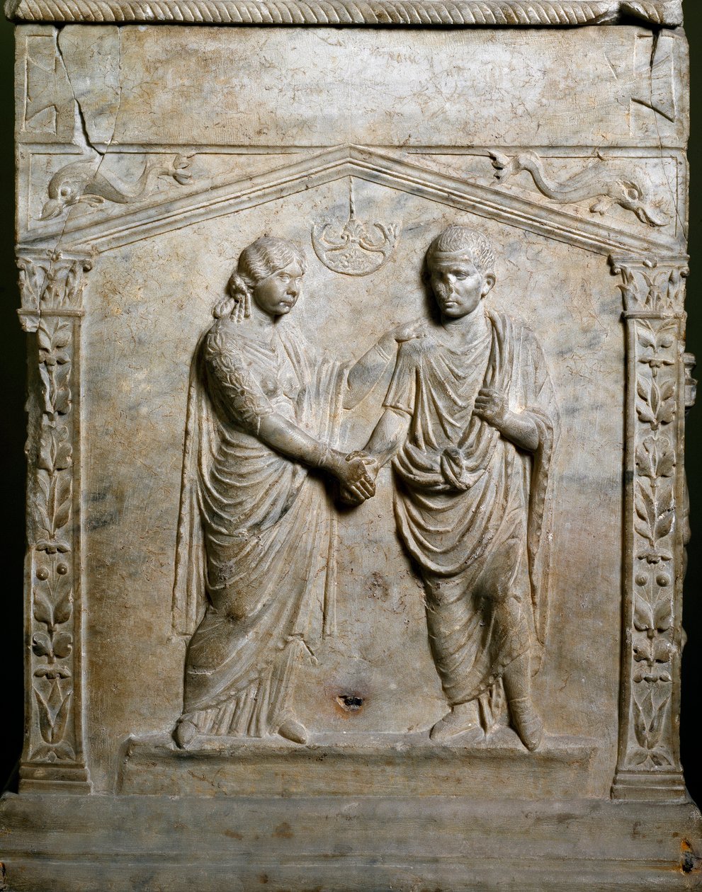 रोमन कला: अंत्येष्टि वेदी एक शादी के दृश्य को सजाती है (Junctio dextrarum)। निचला आराम। रोम, म्यूजियो नाजियोनेल रोमानो द्वारा रोमन रोमन