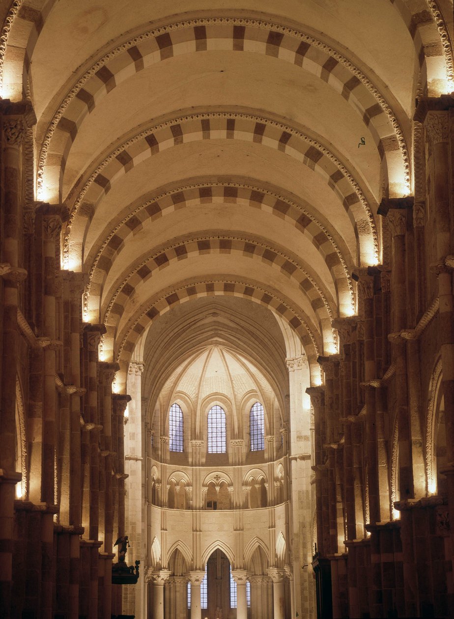 Vezelay . के कैथेड्रल का आंतरिक भाग द्वारा रोम देशवासी