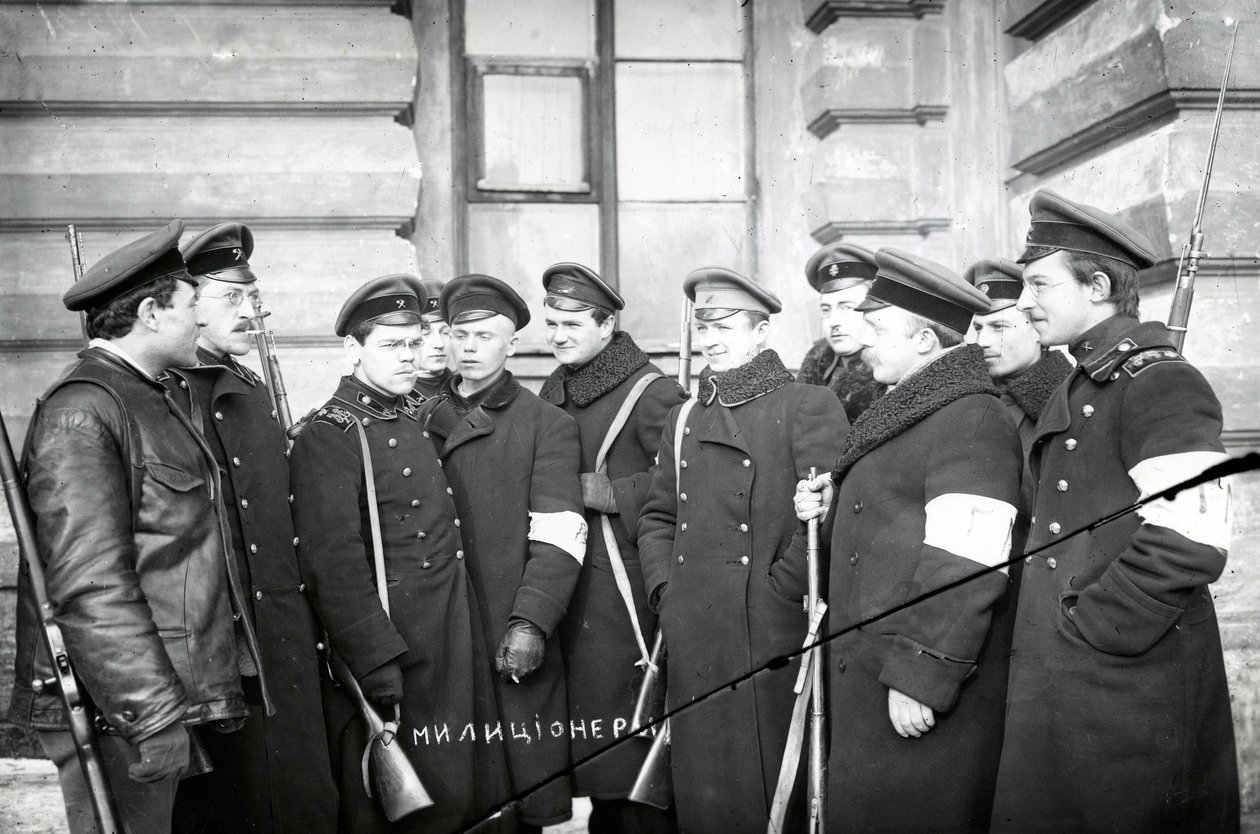 छात्रों का एक समूह मिलिटामेन, सेंट पीटर्सबर्ग, 1917 के रूप में कार्य करता है द्वारा रूसी फोटोग्राफर