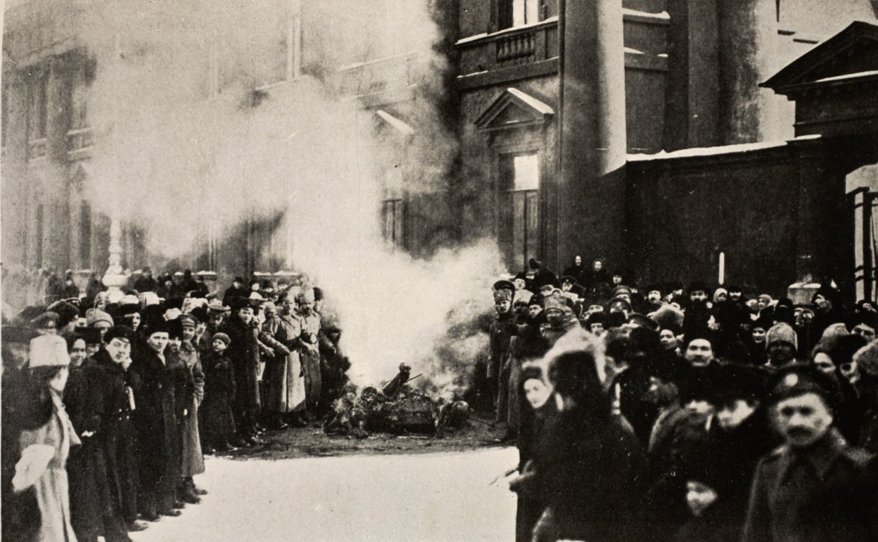 रॉयल्टी के प्रतीक को जलाना, 1917 द्वारा रूसी फोटोग्राफर