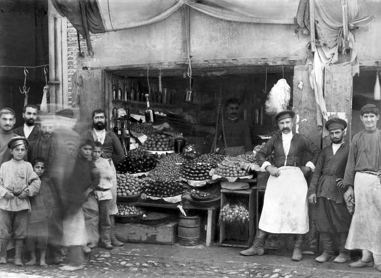 सेंट पीटर्सबर्ग में मार्केट स्टॉल, c.1900 द्वारा रूसी फोटोग्राफर