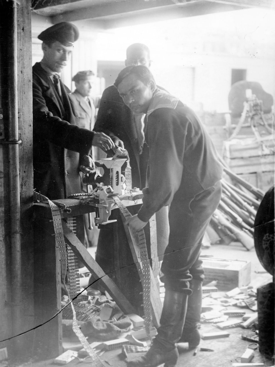 म्यूनिसेस फैक्टरी, सेंट पीटर्सबर्ग, 1917 द्वारा रूसी फोटोग्राफर
