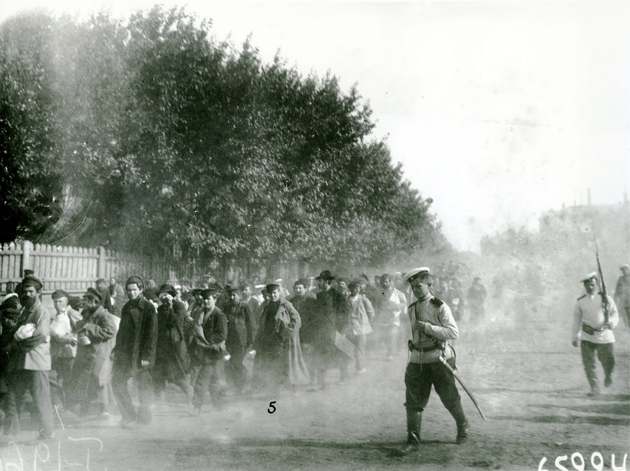 राजनीतिक कैदियों को सेंट पीटर्सबर्ग, 1906 के माध्यम से बचाया जा रहा है द्वारा रूसी फोटोग्राफर