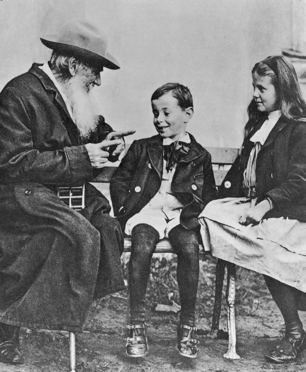 अपने पोते के साथ लेव निकोलेविच टॉल्स्टॉय (1828-1910) का चित्र (105767 भी देखें) द्वारा रूसी फोटोग्राफर