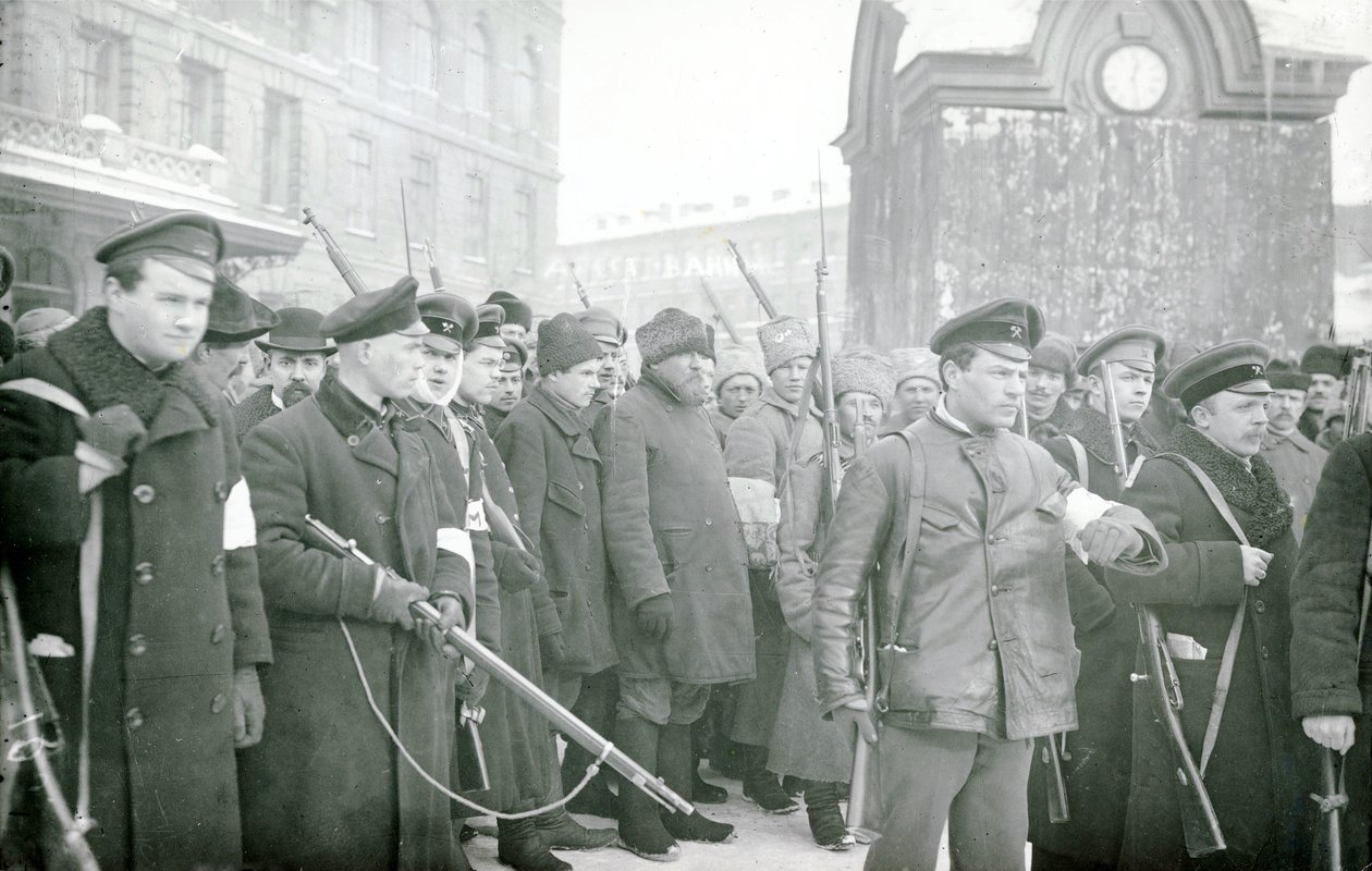 क्रांतिकारी पुलिस ने पुलिसकर्मियों को गिरफ्तार किया, फरवरी 1917 द्वारा रूसी फोटोग्राफर