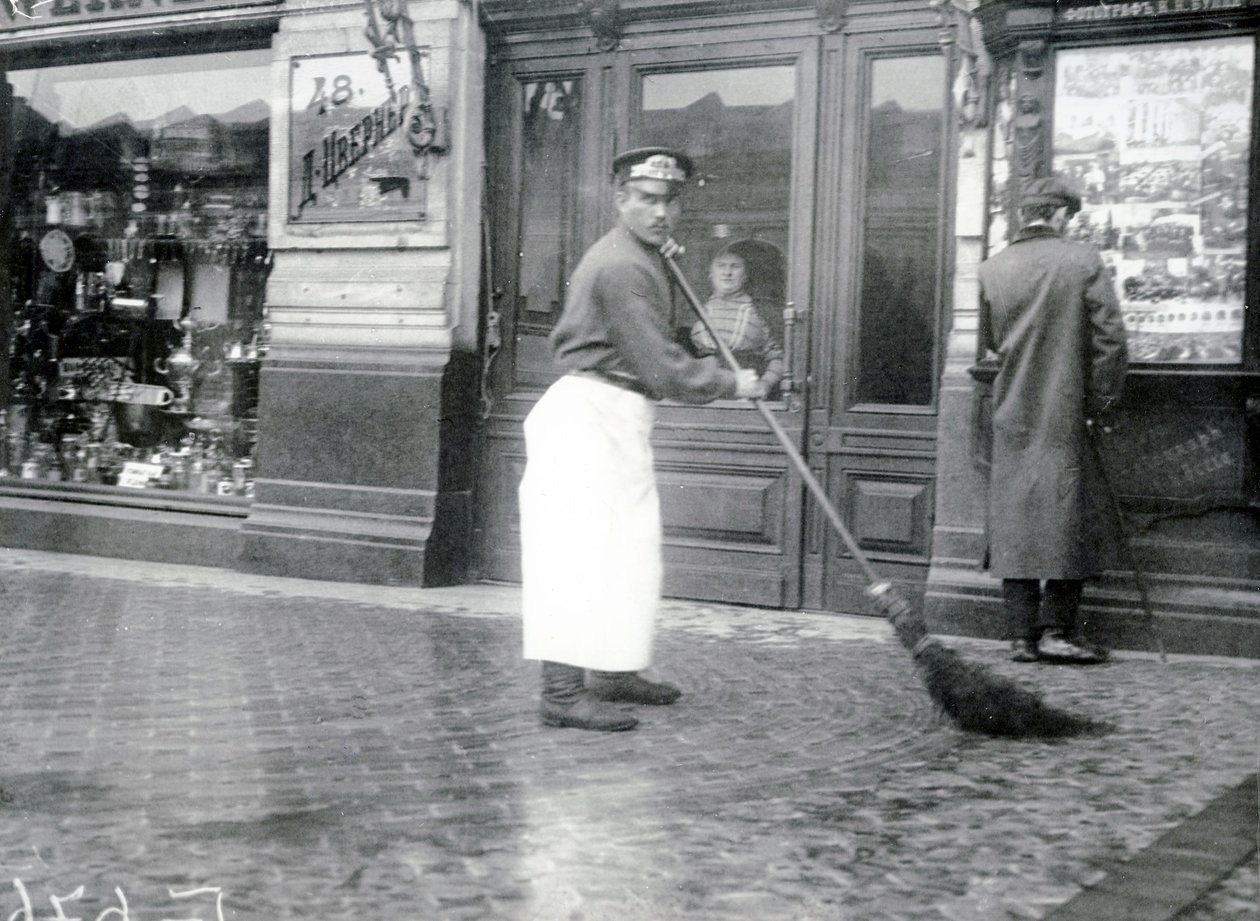 नेवस्की प्रॉस्पेक्ट, सेंट पीटर्सबर्ग, 1913 पर रोड-स्वीपर द्वारा रूसी फोटोग्राफर