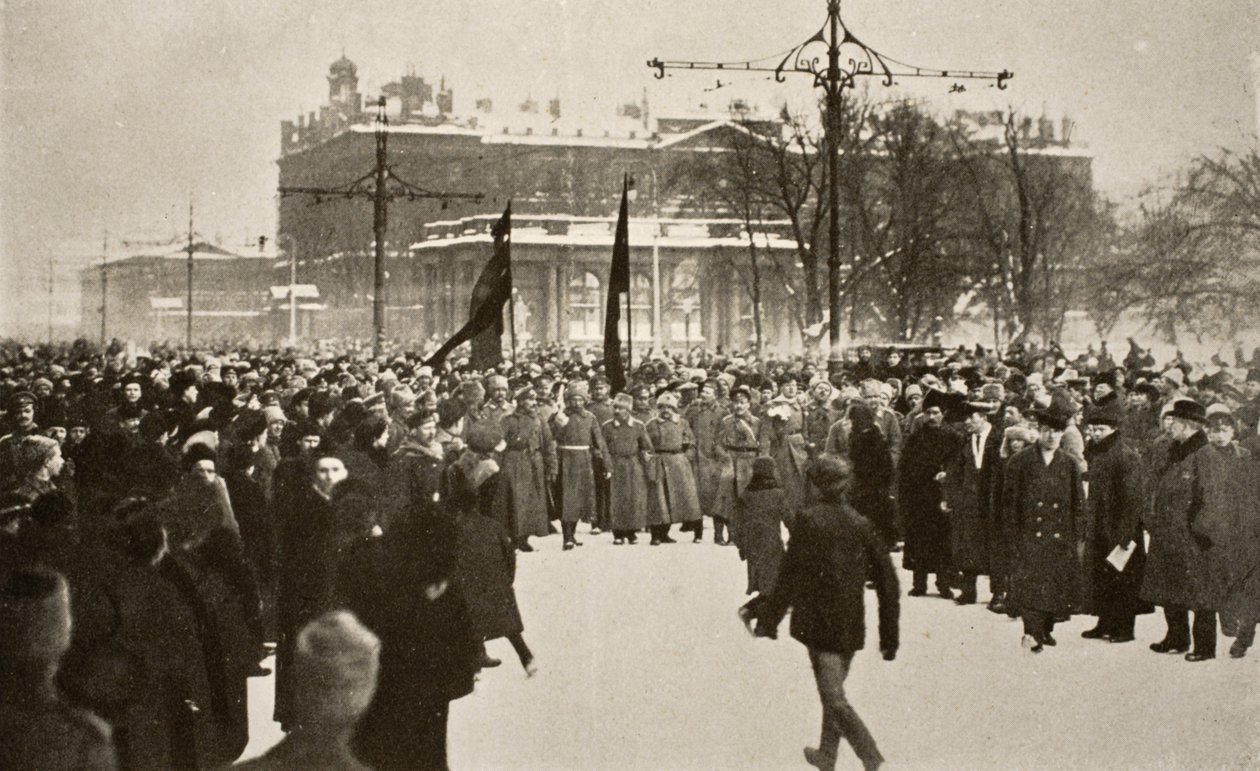 मार्च 1917 के नेवस्की प्रॉस्पेक्ट में एक विशाल भीड़ का नेतृत्व करने वाले लाल झंडे वाले सैनिक द्वारा रूसी फोटोग्राफर