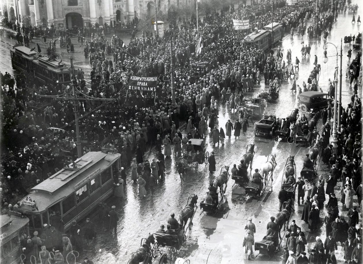 नेवस्की प्रॉस्पेक्ट, सेंट पीटर्सबर्ग, 1917 में एक प्रदर्शन में महिलाएं द्वारा रूसी फोटोग्राफर