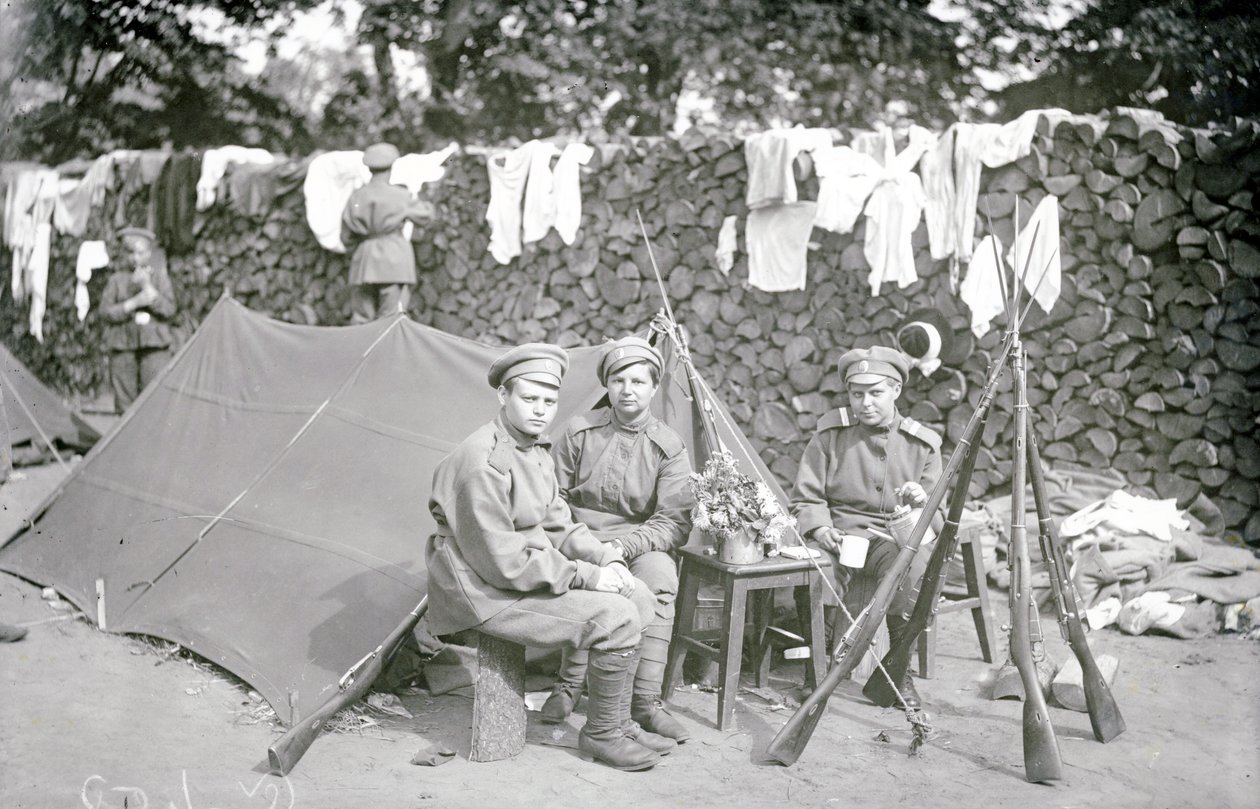 वुमेन्स बटालियन, सेंट पीटर्सबर्ग, 1917 द्वारा रूसी फोटोग्राफर