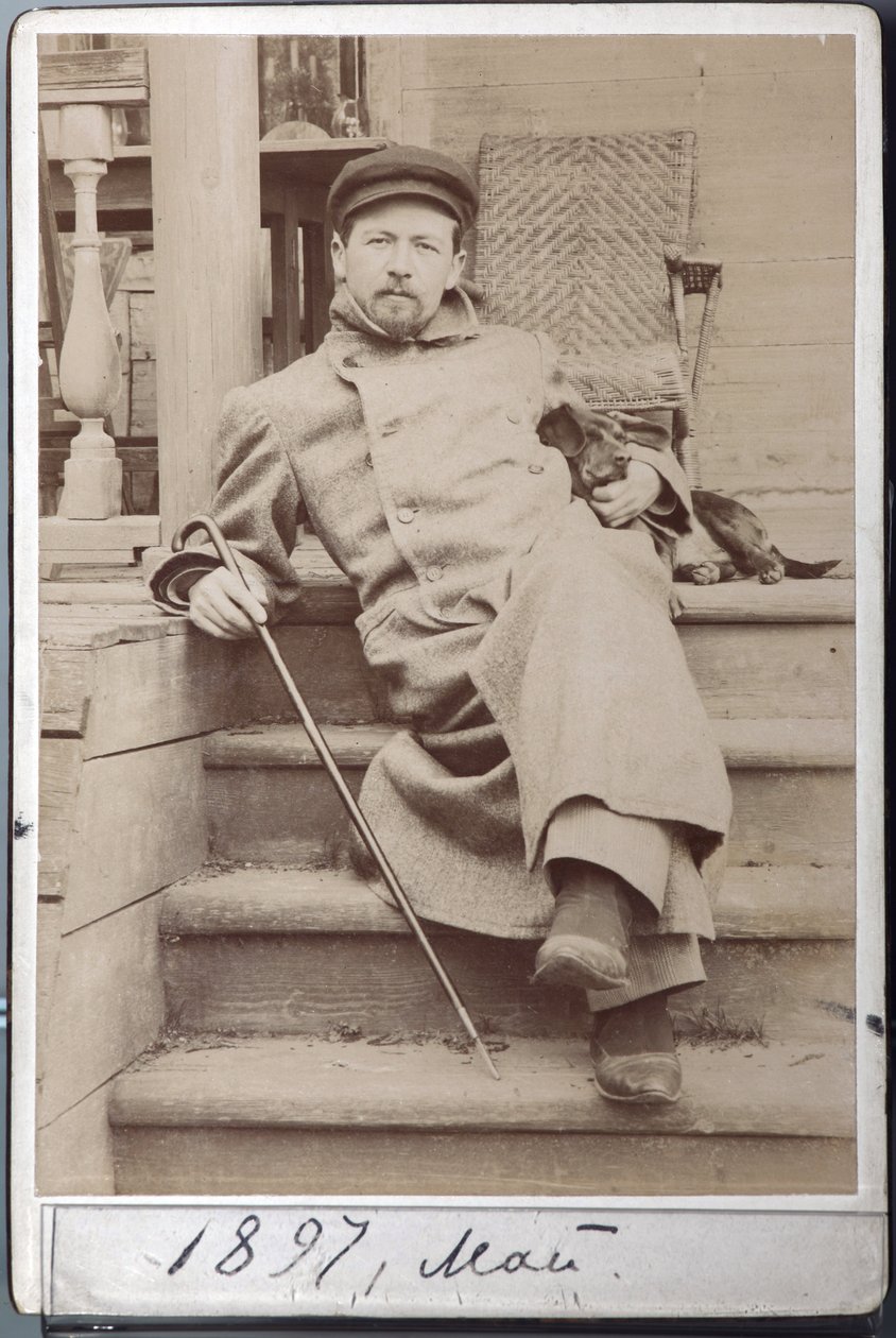 मई 1897 में चेखव एस्टेट के मेलिखोवो में अपने कुत्ते हिना के साथ पोर्ट्रेट डी एंटोन चेखव (एल्ब्यूमिन फोटो) द्वारा रूसी फोटोग्राफर