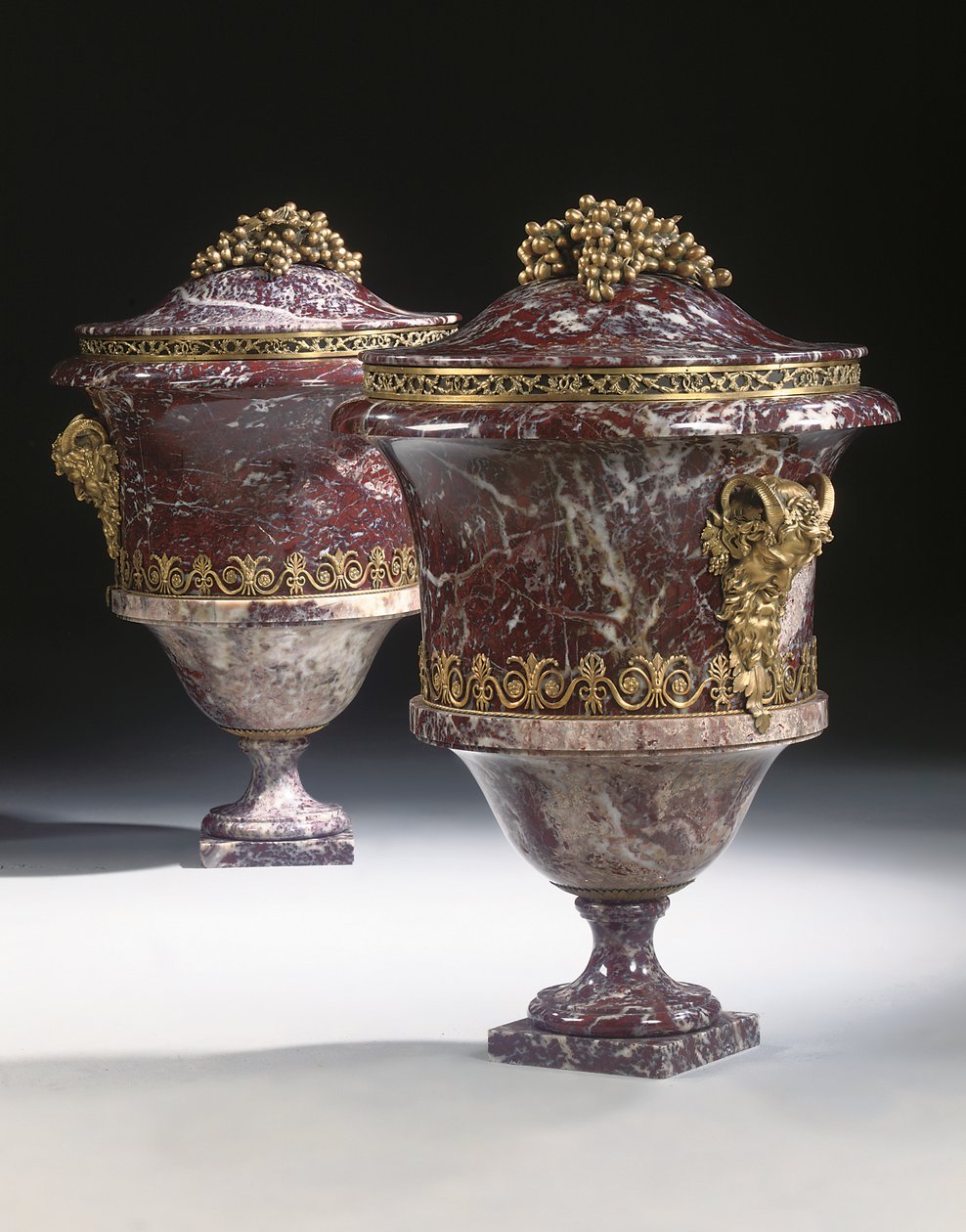 Vases की एक जोड़ी, c.1790 द्वारा रूसी स्कूल