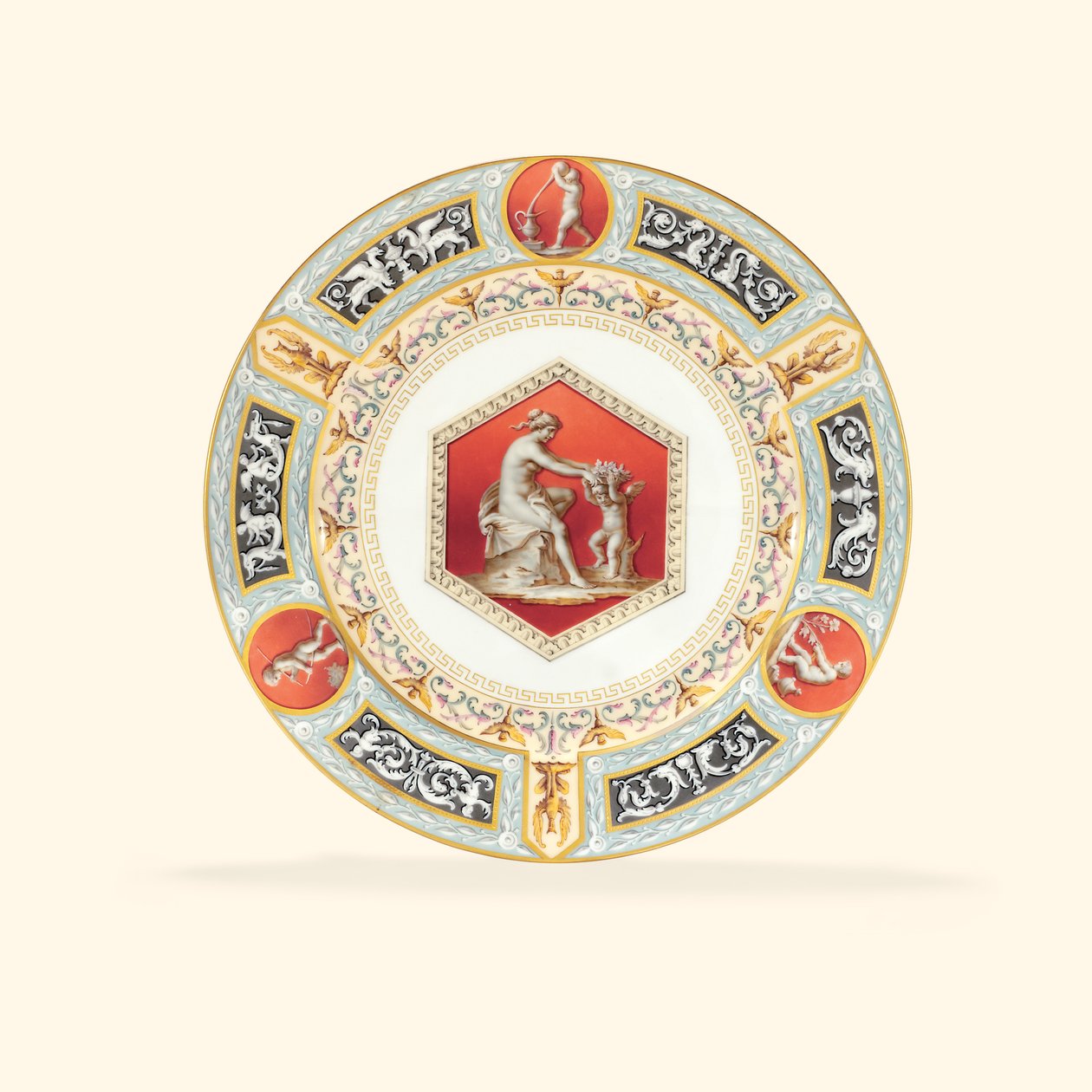 रास्पेल सेवा से एक चीनी मिट्टी के बरतन खाने की थाली, एक क्लासिक महिला और एक पुटो, 1903 का चित्रण केंद्र द्वारा रूसी स्कूल